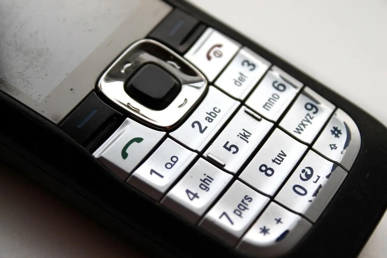 Hvem ringer fra telefonnummer 72 27 72 27?
