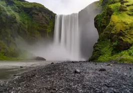 Islands sydkyst: sort sand, ishuler og vandfald