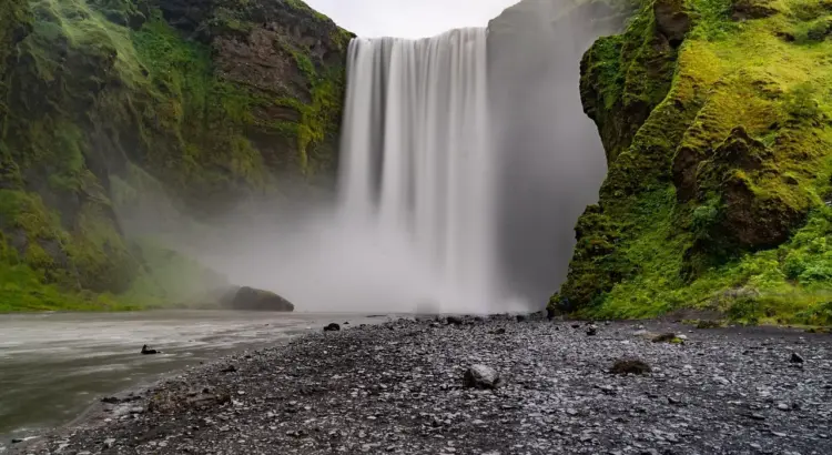 Islands sydkyst: sort sand, ishuler og vandfald