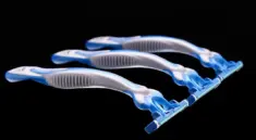 Må jeg have barberblade i håndbagagen?