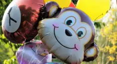 Må man bruge oppustelige fodstøtter på flyrejser?